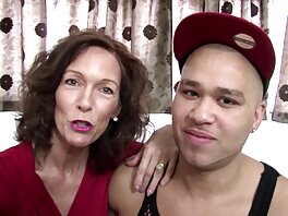 Красивата транссексуална Бела Атрикс използва устата и задника си, за да угоди еротика клипове на човек