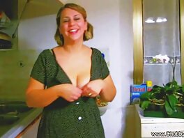Красивата мадама си порно клипове на живо играе с задника
